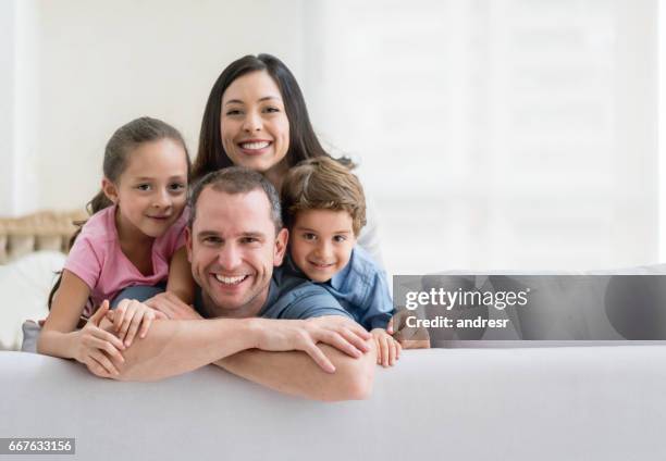 portret van een gelukkige latijns-amerikaanse familie thuis - happy smiling family stockfoto's en -beelden