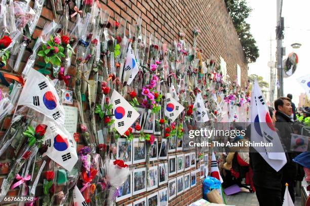 Supporters of ousted South Korean President Park Geun-hye sit in front of her private home on March 30, 2017 in Seoul, South Korea. A hearing to...