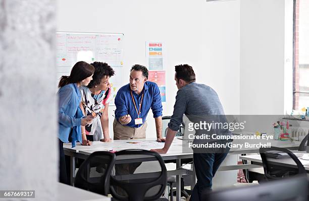 colleagues brainstorming in tech start-up office - herausforderung stock-fotos und bilder