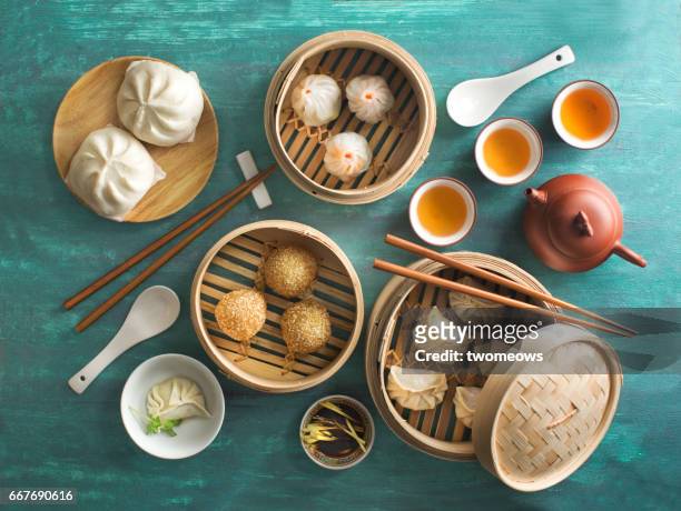 chinese food "dim sum" on green background. - dim sum stockfoto's en -beelden