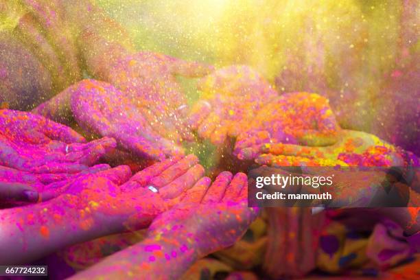 les mains et les poudres colorées de holi festival - colors of india photos et images de collection