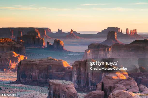 sunrise at hunt's mesa, monument valley, arizona, usa - vale monument imagens e fotografias de stock