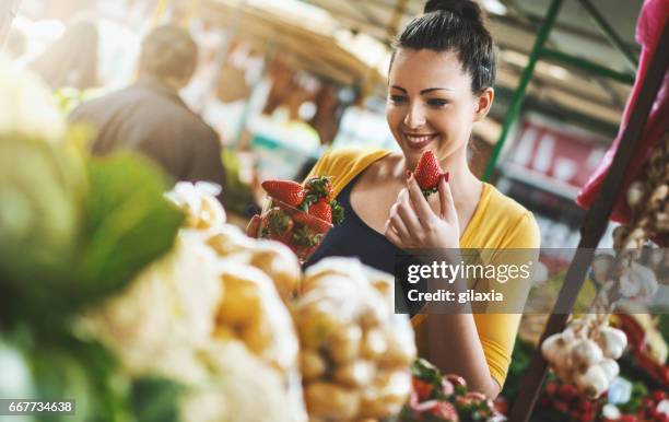 vrouw koopt verse groenten en fruit. - supermarket fruit stockfoto's en -beelden