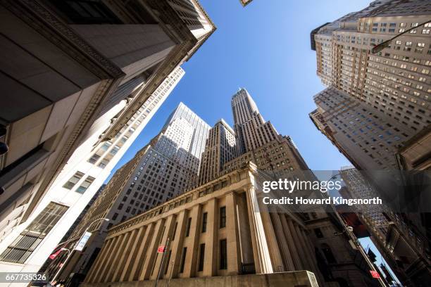 wall street and financial district, wide angle view looking up - wall street stockfoto's en -beelden