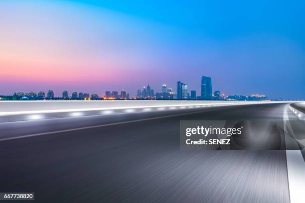 inner city road at night - road motion stock pictures, royalty-free photos & images