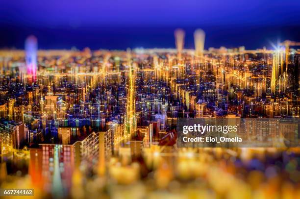 bunquers del carmel bunkers uitzicht op de stad barcelona - barcelona night stockfoto's en -beelden