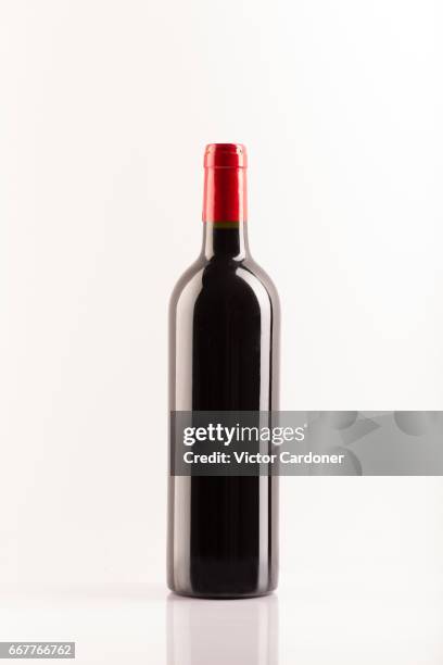 wine bottle - wine bottle stock pictures, royalty-free photos & images