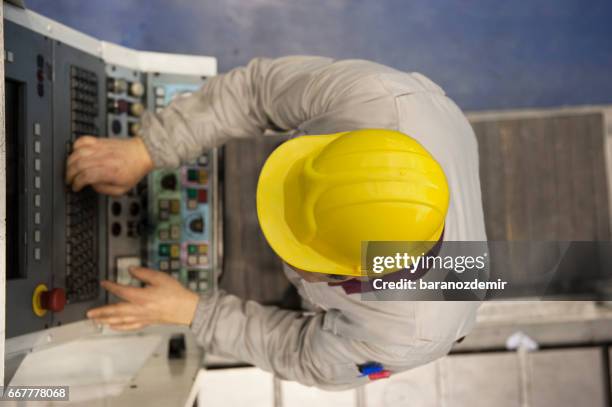 fabrikarbeiter, die mit computer maschinenbedienung - hebebühne stock-fotos und bilder