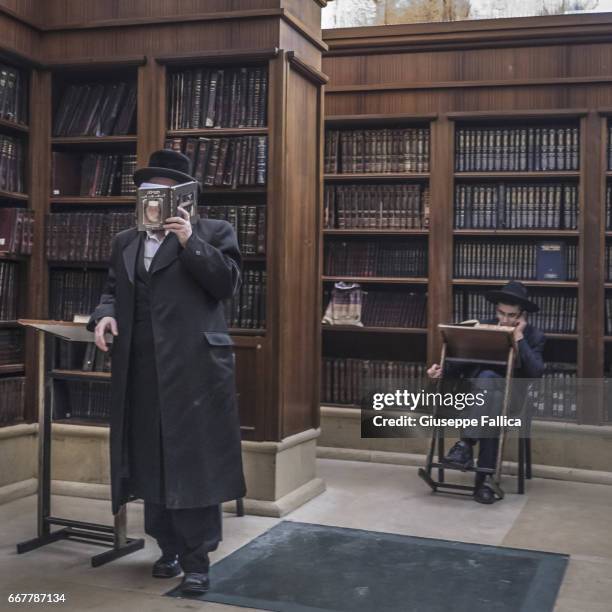 inside the library of the western wall, jerusalem - gerusalemme stock-fotos und bilder