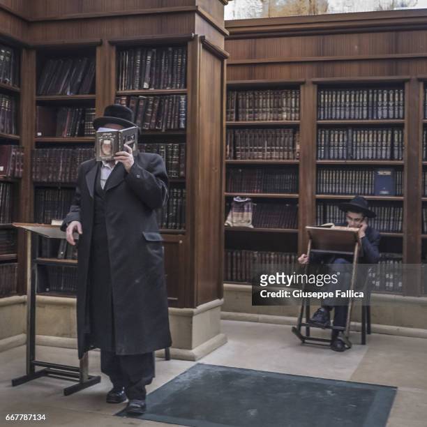 inside the library of the western wall, jerusalem - gerusalemme est stock pictures, royalty-free photos & images
