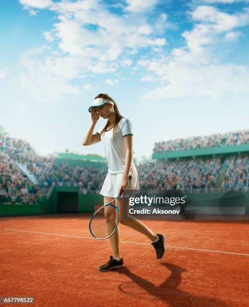 tenis: triste deportista - volear fotografías e imágenes de stock