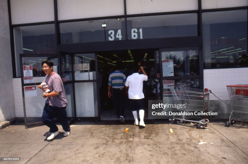 Rodeny Cane Riot Looters at the Vons grocery store at 3461 W 3rd Street during... News ...