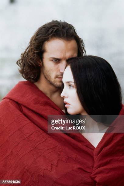 Swiss actor Vincent Perez and French actrice Isabelle Adjani on the set of the 1994 film La Reine Margot , directed by Patrice Chereau.