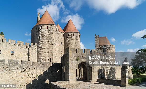the fortified city of carcassonne - guarnição de ameias imagens e fotografias de stock