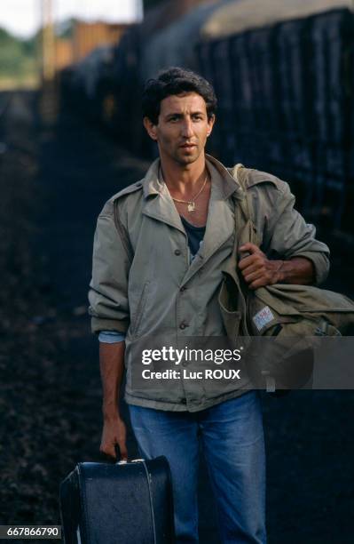 French actor Richard Anconina on the set of the film Itineraire d'un Enfant Gate, directed by Claude Lelouch.