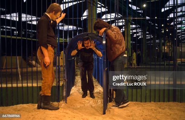 French director Jean-Jacques Beineix on the set of his film Roselyne et les Lions .