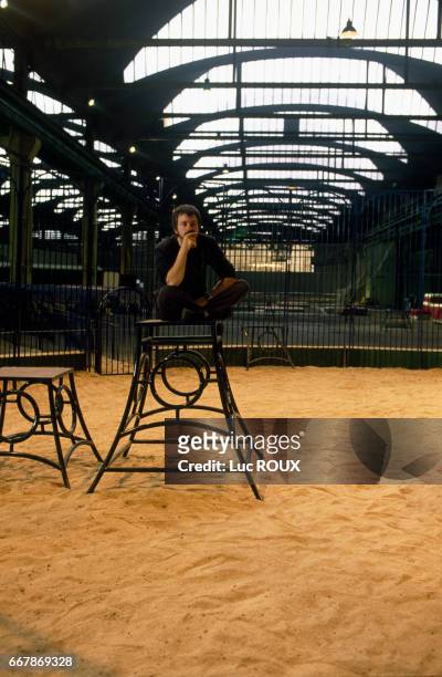 French director Jean-Jacques Beineix on the set of his film Roselyne et les Lions .