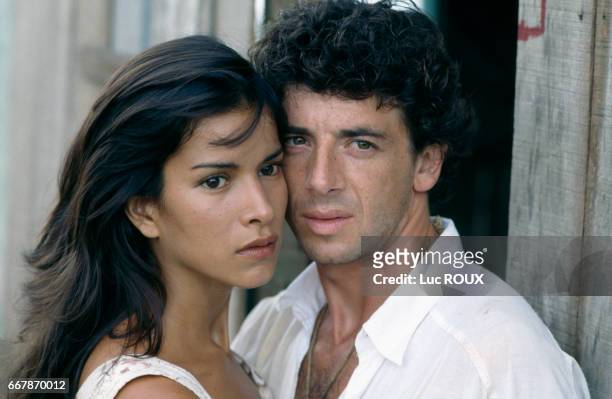 Venezuelan actress Patricia Velasquez and French actor Patrick Bruel on the set of the film Le Jaguar, directed by Francis Veber.