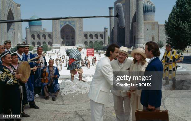 Swiss actor Vincent Perez on the set of the film Ligne de Vie , directed by Russian director Pavel Lounguine. Reghistan, at the heart of Samarcande,...