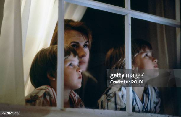 French actress Miou-Mio with the daughters of director Jaco Van Dormael, Alice and Juliette, on the set of Van Dormael's film Le Huitieme Jour .