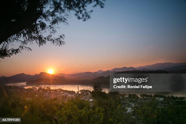 mount phousi sunset - céu claro stock pictures, royalty-free photos & images