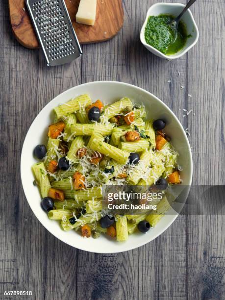 healthy pasta salad with roasted butternuts squash - penne imagens e fotografias de stock