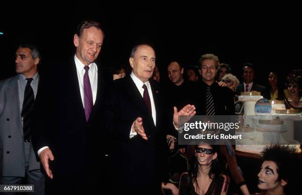 Jean Chretien, François Mitterrand, Lewis Furey et Luc Plamondon autour du gâteau et des artistes.