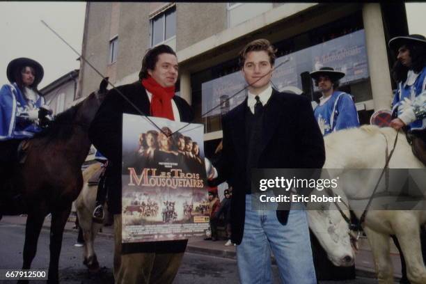 Oliver Platt et Chris O'Donnell devant un cinéma où est projeté le film "Les Trois Mousquetaires" dont ils sont les acteurs principaux. Auch, France.