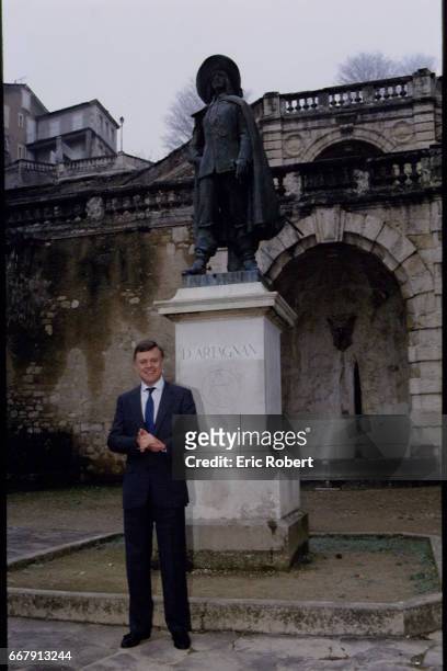 Le sénateur et Duc Aymeri de Montesquiou-Fezensac d'Artagnan au château de Marsan à Auch, devant la statue du célèbre mousquetaire d'Artagnan, dont...