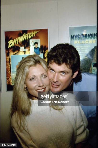 Acteur américain David Hasselhoff et sa femme Pamela Bach devant une affiche de la série "Baywatch".