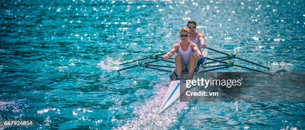 två män i en roddbåt - sweep rowing bildbanksfoton och bilder