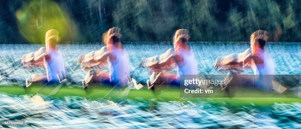Wazig motie van roeien op een meer