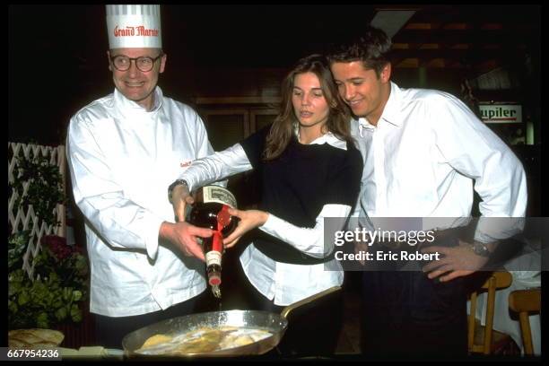 Veronika Loubry et Yves Noel font des crêpes.