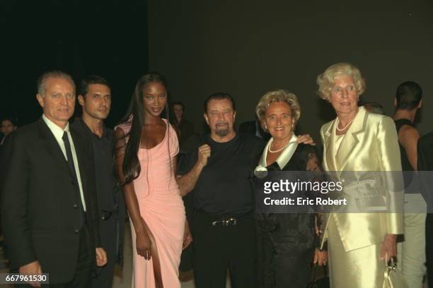 Santo Versace, Antonio d’Amico, Naomi Campbell, Maurice Béjart, Bernadette Chirac et Claude Pompidou au théâtre des Champs-Elysées.