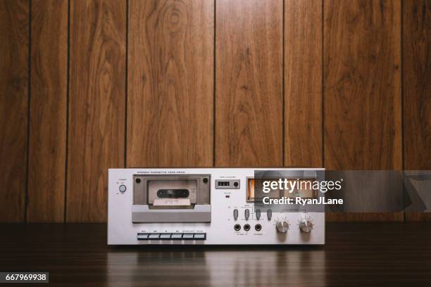kassetten-player stereo im retro-stil - stereoanlage stock-fotos und bilder