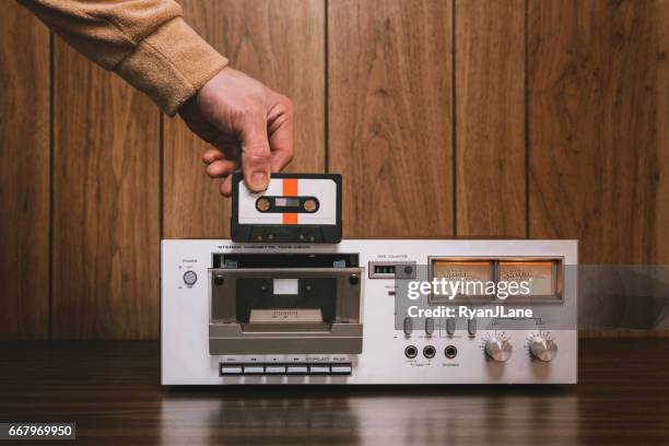 reproductor de cassette estéreo con estilo retro - equipo de alta fidelidad fotografías e imágenes de stock