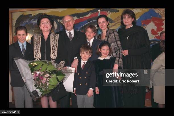 Mistislav Rostropovich with his wife Galine, his daughter Elena & her 4 childrens, & daughter Olga.