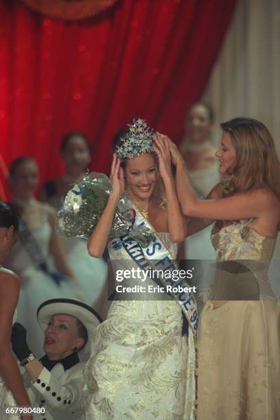 Sophie Thalmann, Miss France 1998, hands her crown to the winner Mareva Galantier, Miss Tahiti.