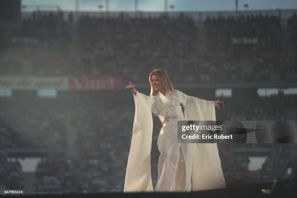La chanteuse québécoise Céline Dion sur scène au Stade de France, à ...
