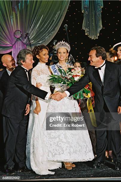 Handshake between Alain Delon and Jean-Pierre Pernaut, in front of Sonia Rolland and Elodie Gossuin.