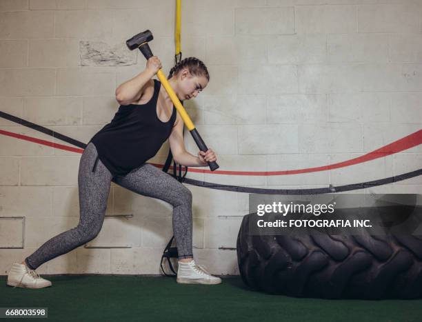 persönliches training - sledgehammer stock-fotos und bilder