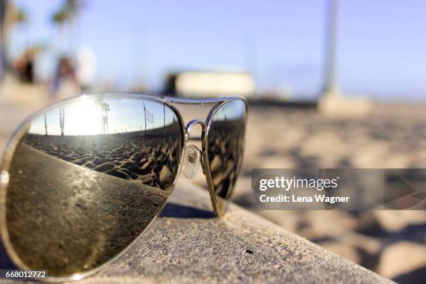 sunglasses with beach reflection - occhiali da aviatore foto e immagini stock