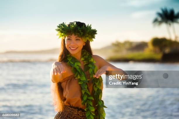 porträt von hawaiian hulatänzer tanzen am strand - hawaiianische kultur stock-fotos und bilder