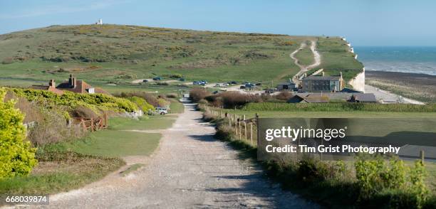 birling gap and belle tout lighthouse, east sussex - lighthouse rolling landscape foto e immagini stock