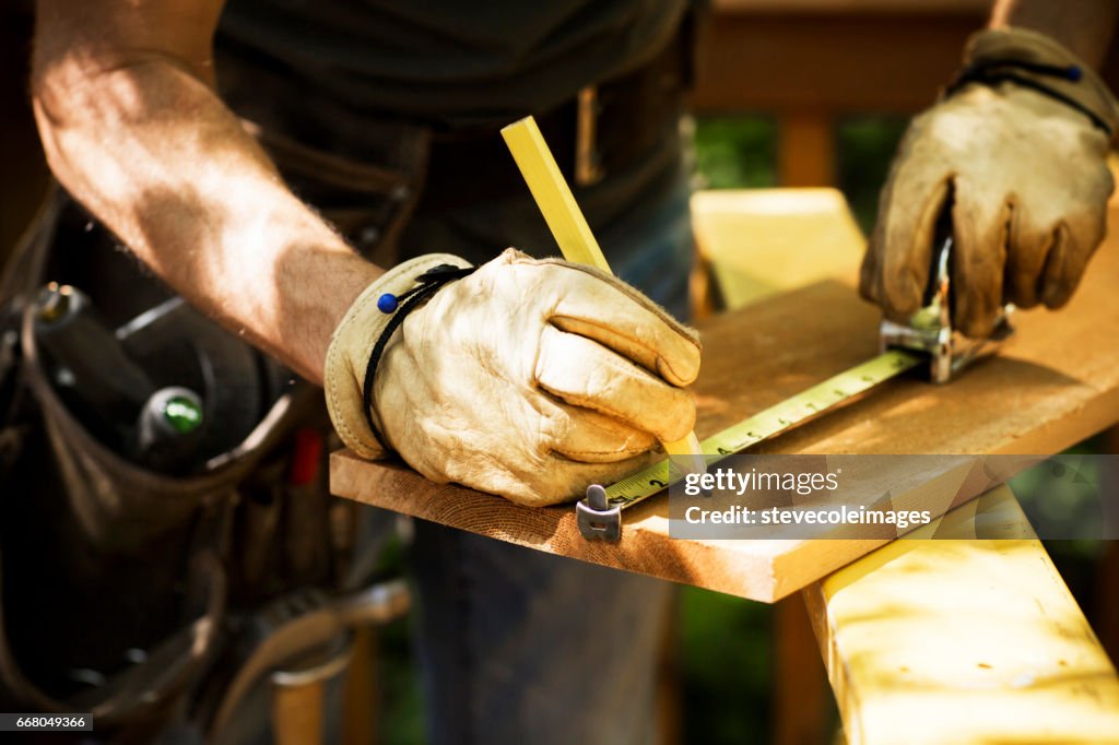 Menuisier sur une planche en bois.