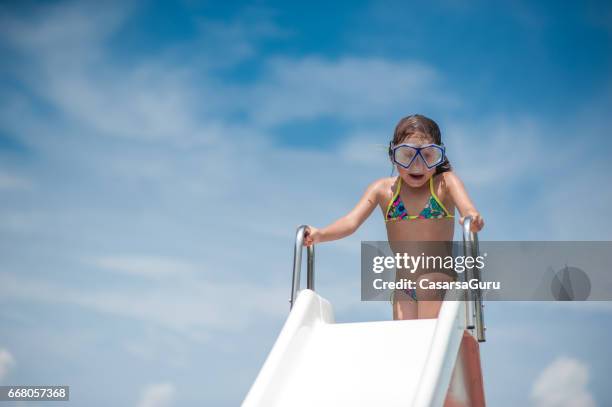 genitori che si divertono con i bambini in pedalò - pedal boat foto e immagini stock