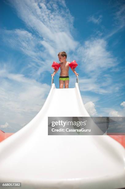 eltern mit kindern auf tretboot boot genießen - rutsche stock-fotos und bilder