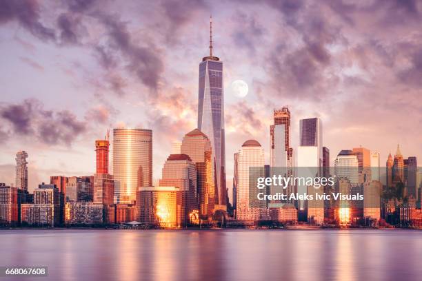 dominating the skyline - distrito financeiro de manhattan - fotografias e filmes do acervo