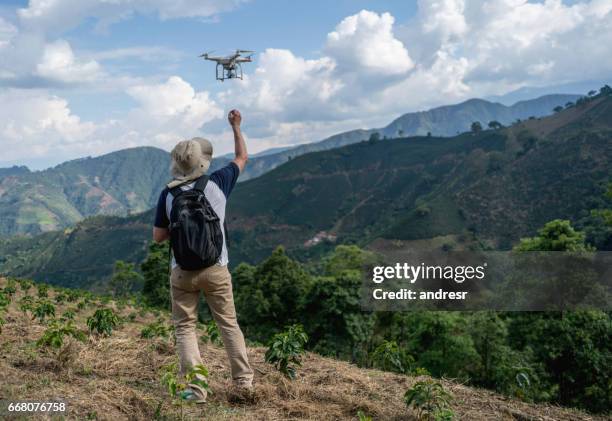 homme volant un bourdon dans la campagne - vue subjective de drone photos et images de collection