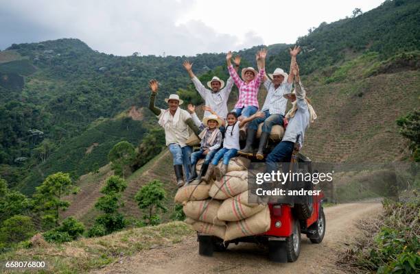 feliz grupo de agricultores transporte de café en un coche - cultura colombiana fotografías e imágenes de stock